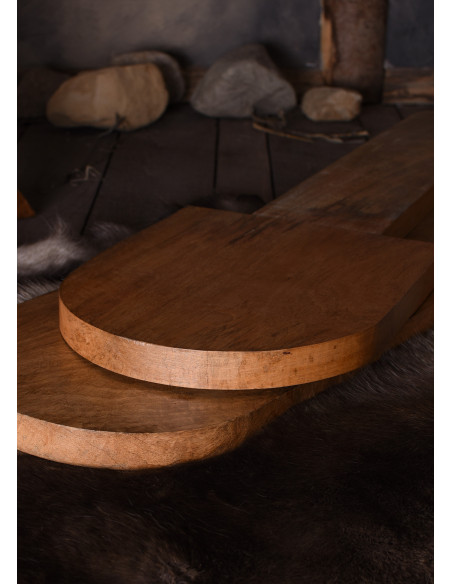 Cadeira medieval de madeira em forma...