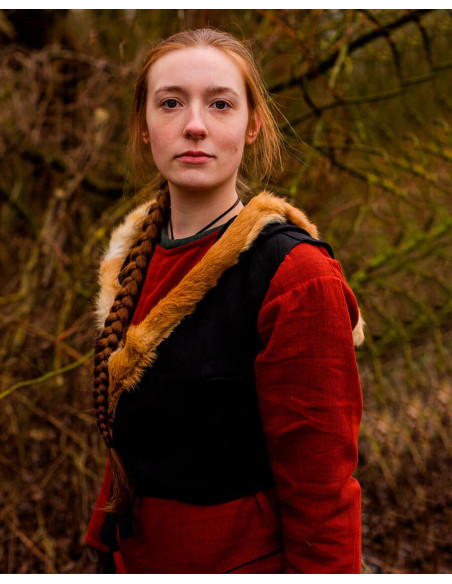 Top de mulher medieval com capuz...