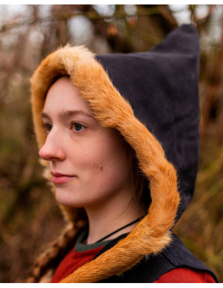 Top de mulher medieval com capuz...