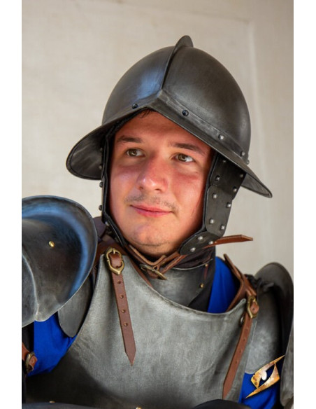 Capacete Morion da série Sovereign...