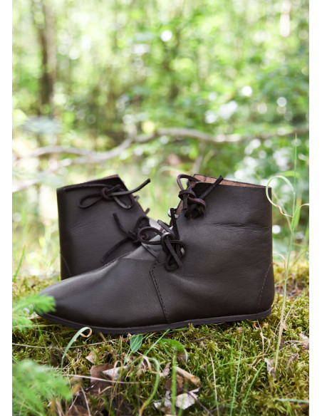 Botins medievais com atacadores,...