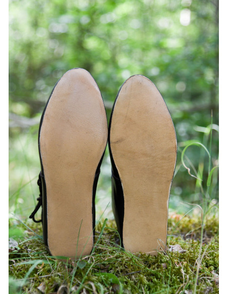 Botins medievais com atacadores,...