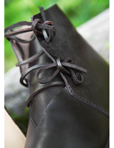 Botins medievais com atacadores,...