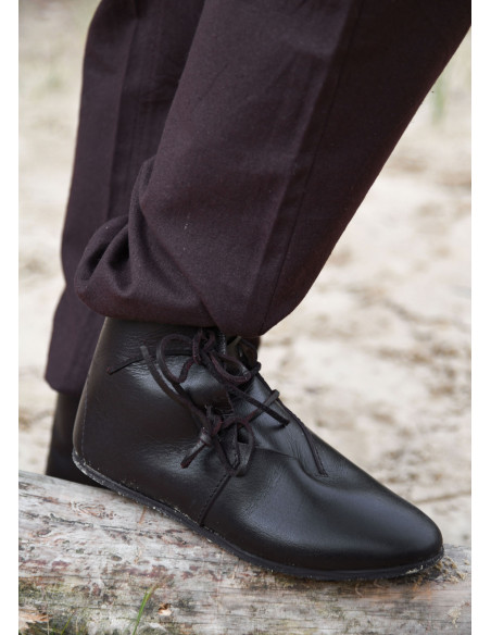 Botins medievais com atacadores,...