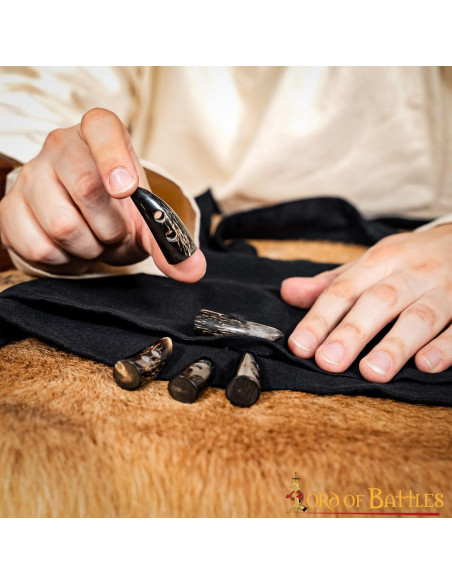 Conjunto de 5 fechos medievais de chifre