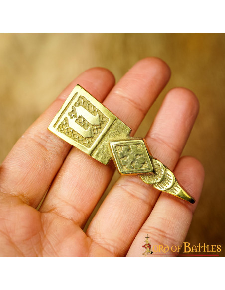 Acessório medieval de latão...