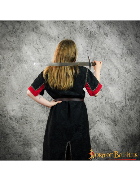 Túnica medieval preta com leão...