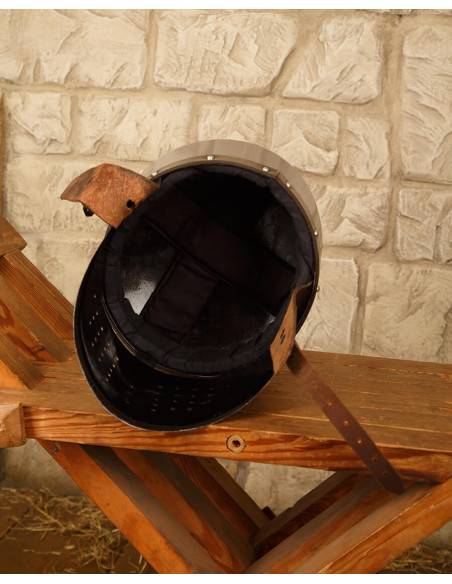 Capacete medieval em aço polido...