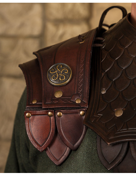 Ombreiras de couro marrom com padrão...