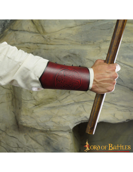 Pulseiras de couro marrom com design...