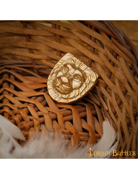 Folha de latão decorada com cabeça de...