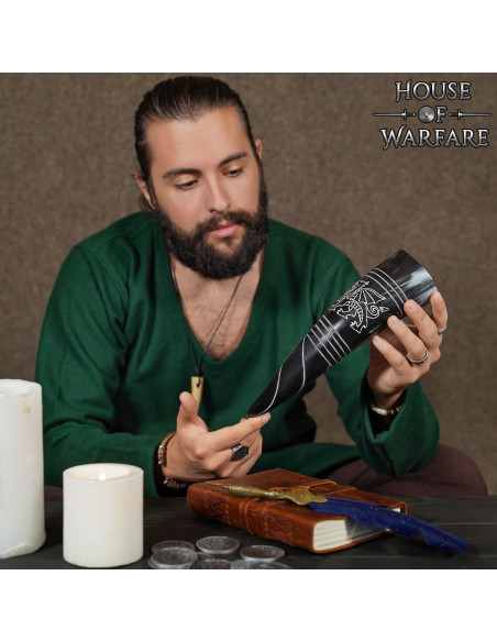 Design de dragão celta com chifre...