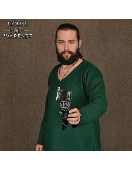 Design de dragão celta com chifre...