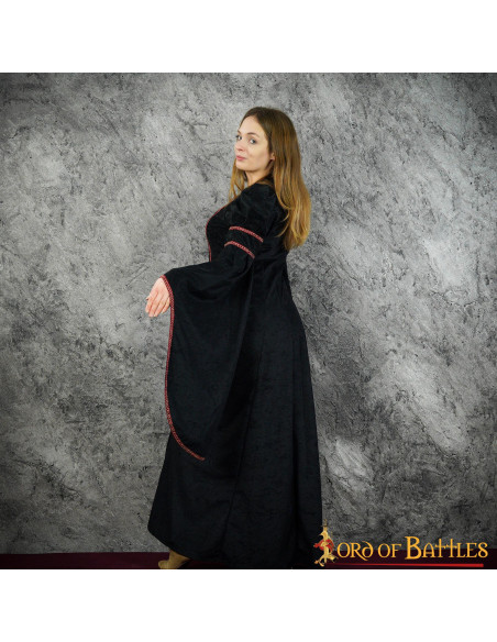 Vestido medieval com desenho de flor...