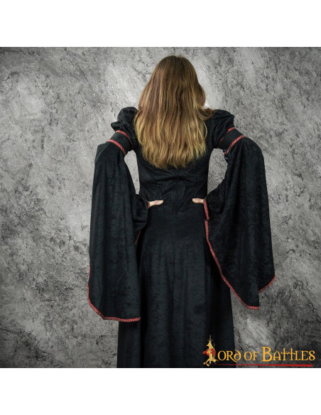 Vestido medieval com desenho de flor...