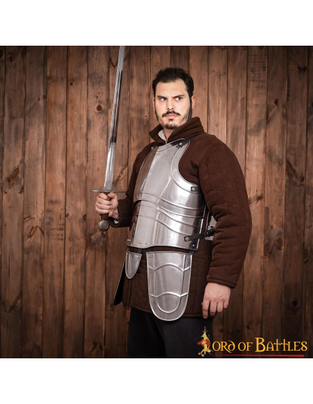 Couraça medieval em aço com alças