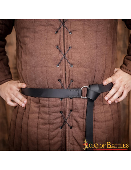 Cinto de couro medieval com fivela...