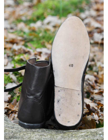 Botins medievais, 2 fivelas, castanho