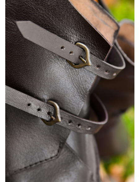 Botins medievais, 2 fivelas, castanho