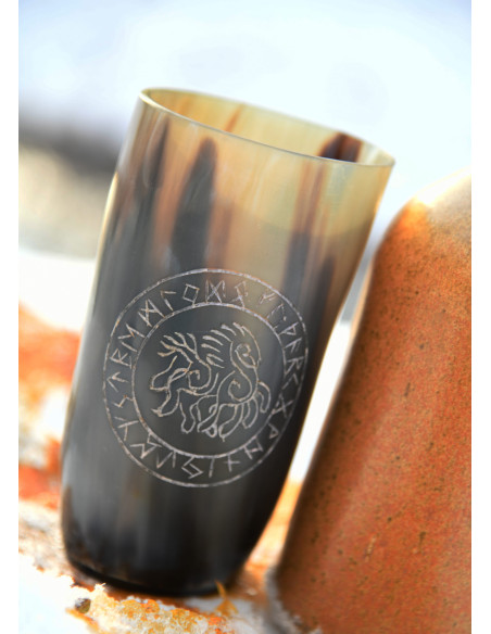 Copo vikingo cavalo Sleipnir em...