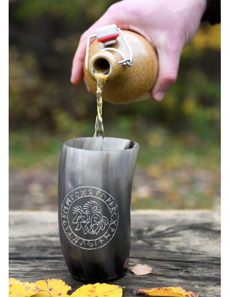 Copo vikingo cavalo Sleipnir em...