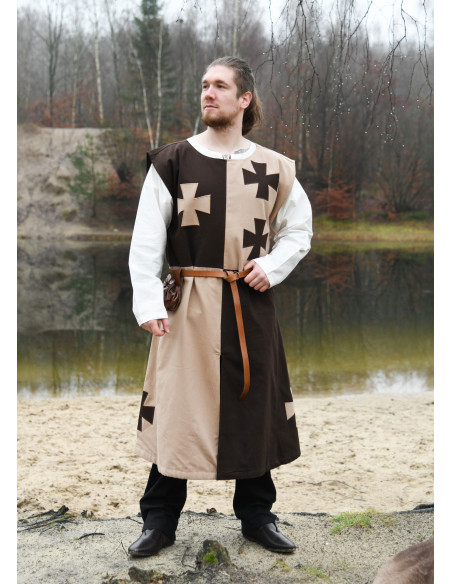 Tabardo medieval com cruzes...
