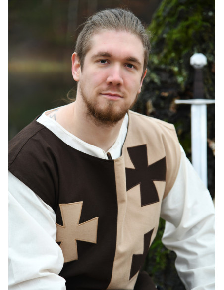 Tabardo medieval com cruzes...