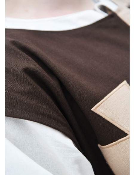 Tabardo medieval com cruzes...