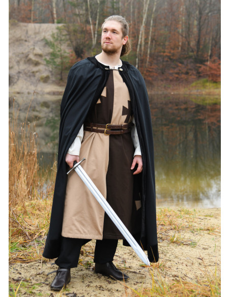 Tabardo medieval com cruzes...