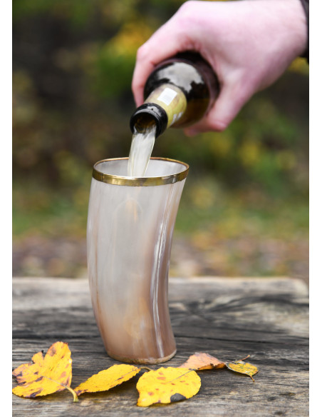 Vidro de chifre medieval com borda de...