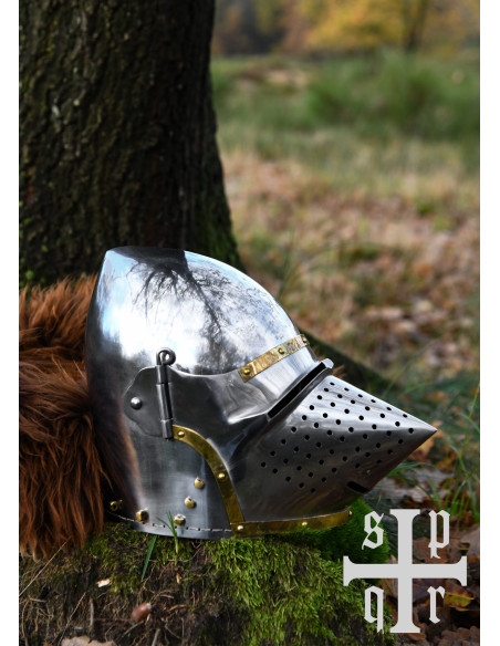 Bacia de bico medieval com viseira...