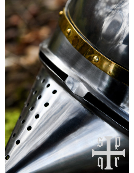 Bacia de bico medieval com viseira...