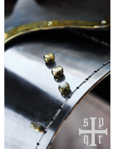 Bacia de bico medieval com viseira...