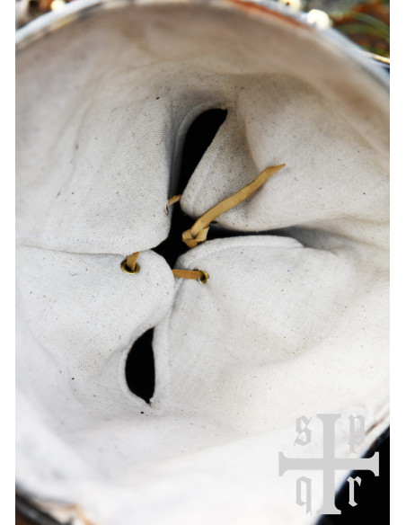 Bacia de bico medieval com viseira...