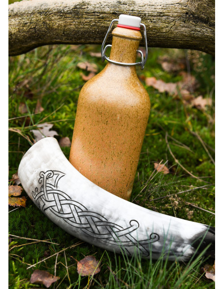Design esculpido em chifre Viking de...