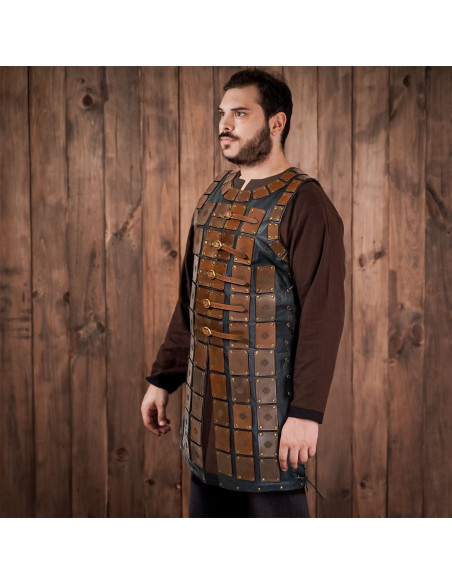 Armadura de couro com desenho em...