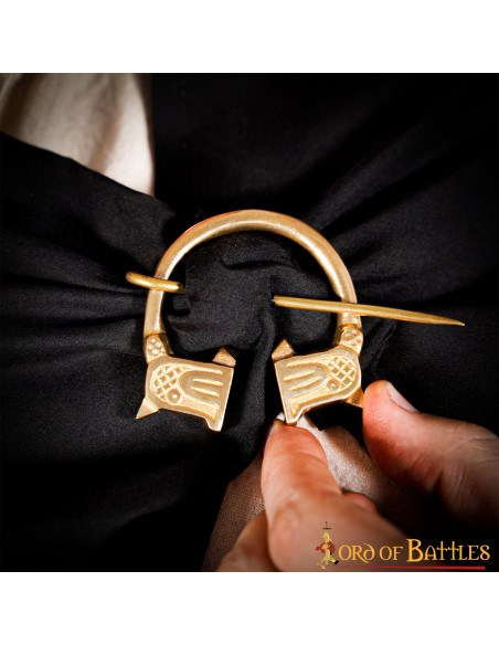 Design de lobo fíbula de latão Viking...