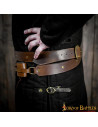 Cinto de couro marrom estilo medieval com baldric