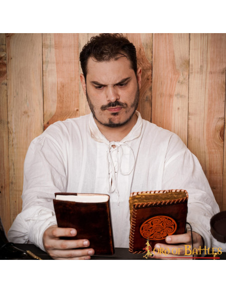 Diário medieval com nó celta em...