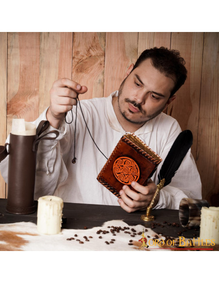 Diário medieval com nó celta em...