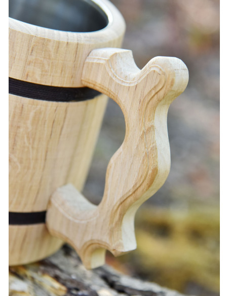 Caneca de cerveja medieval em madeira...