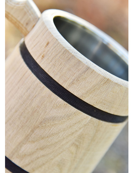 Caneca de cerveja medieval em madeira...