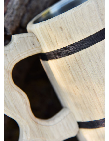 Caneca de cerveja medieval em madeira...