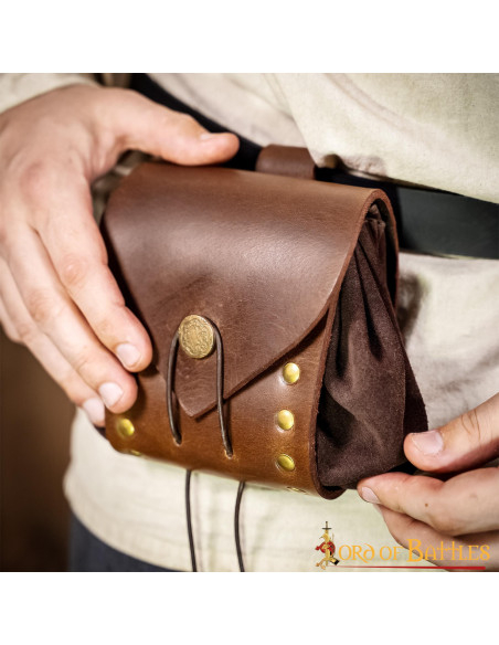 Em uma bolsa de cintura medieval...