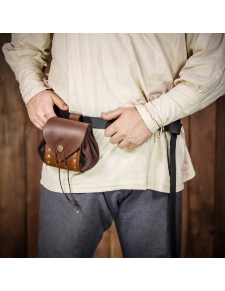 Em uma bolsa de cintura medieval...