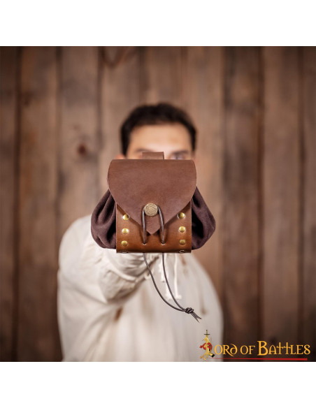 Em uma bolsa de cintura medieval...