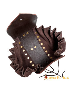 Em uma bolsa de cintura medieval Odyssey, detalhes em latão 2