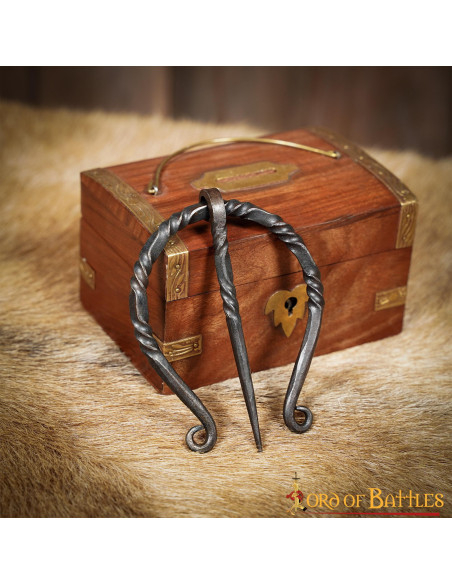 Fecho de fíbula para manto em ferro...