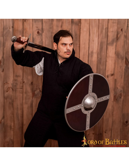 Escudo viking de madeira com umbo de aço