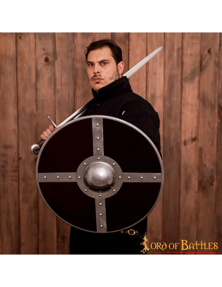Escudo viking de madeira com umbo de aço